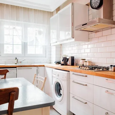 Апартаменты Lovely Flat W Balcony 5 Min To Istiklal Ave